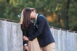 第一次接吻不会怎么办？！（从准备到实战，揭秘初吻必备技巧）