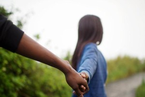 如何在分手初期挽回爱情（重建信任、改变自己、表达感情）