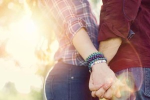 如何正确挽回前男友（分手后的3个必备步骤，让你成功重燃爱火）