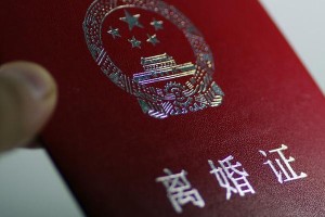 面对前夫败光家产，我该如何决定？（复婚还是放手？分析前夫的真实动机，思考未来生活）