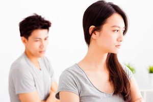 男人出轨后愧疚，能挽回吗？（从原因分析到挽救措施，教你重建感情）