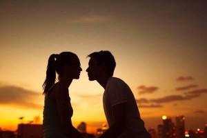 男人对女人有好感的明显表现（探讨男性对女性的喜爱之举，揭开真正的内心想法）