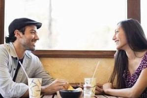 第一次约会后的聊天技巧（如何在第一次约会后与对方保持联系）