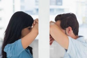 父母反对恋爱，男友动摇了怎么办？（爱情还是家庭？如何平衡两者？）