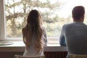 聪明女人如何应对老公的外遇？（从沟通技巧到自我成长，全面分析女性应对外遇的策略）