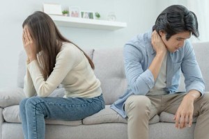 老婆内向影响夫妻感情，如何改善？（解决夫妻间沟通障碍，培养内向人士的社交能力）