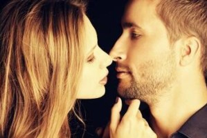 如何从女孩的细节中准确读懂她喜欢男孩的暗示（挖掘女孩行为特征，洞悉她的心思，成为男孩的指南针）