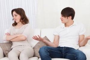 结婚后出轨，该不该原谅？（探讨婚姻中的背叛和信任，以及原谅和重建关系的难度）