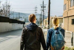 挽回不同意复合女友的心（如何有效地让女友重新爱上你？）