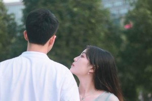 分手后男友有新女友，我该如何应对？（处理失恋情绪，重新出发的关键在于积极面对）