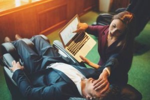 如何化解女同事对你的反感？（一步步教你追求喜欢的人，关键是慢慢来）