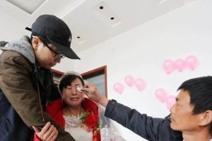 婚前坦白非父母亲生，是应该还是不应该？（道德、伦理与实际情况的纠结，公婆接受还是不接受？）